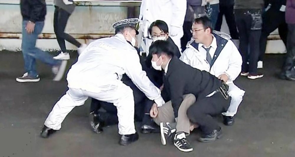 Screnshot appears to show police pile on Japan smoke-bomb suspect