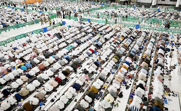 Worshipers performed Isha and Taraweeh prayers Monday at the Grand Mosque to glorify the night of the twenty-seventh of the blessed month of Ramadan, in observation of this holy night during the last ten days of Ramadan.