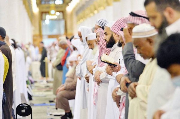 Worshipers performed Isha and Taraweeh prayers Monday at the Grand Mosque to glorify the night of the twenty-seventh of the blessed month of Ramadan, in observation of this holy night during the last ten days of Ramadan.