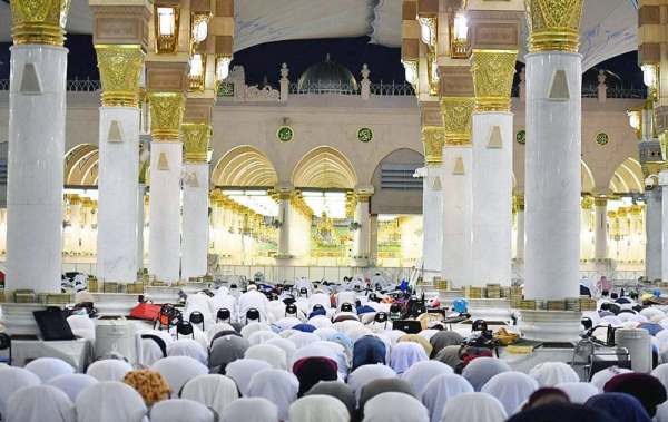 Worshipers performed Isha and Taraweeh prayers Monday at the Grand Mosque to glorify the night of the twenty-seventh of the blessed month of Ramadan, in observation of this holy night during the last ten days of Ramadan.