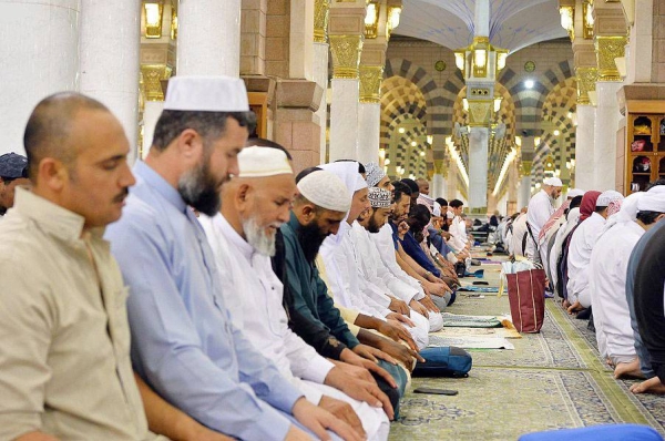 Worshipers performed Isha and Taraweeh prayers Monday at the Grand Mosque to glorify the night of the twenty-seventh of the blessed month of Ramadan, in observation of this holy night during the last ten days of Ramadan.