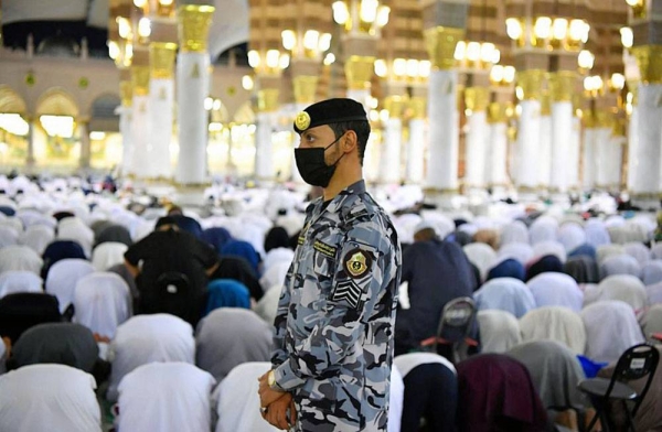 Worshipers performed Isha and Taraweeh prayers Monday at the Grand Mosque to glorify the night of the twenty-seventh of the blessed month of Ramadan, in observation of this holy night during the last ten days of Ramadan.