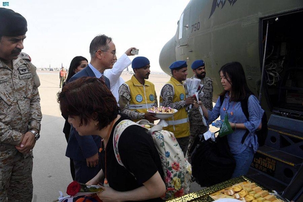 South Korea's Ambassador to Saudi Arabia Park Joon-yong received on Monday the Korean diplomats and residents who were evacuated from Sudan to Jeddah.