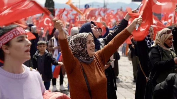 Kilicdaroglu is greeted by chanting supporters on the sea-front at Izmir