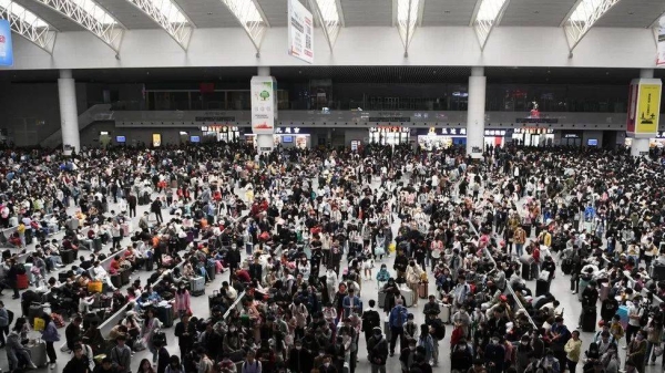 Passengers wait for trains at Nanchang Railway Station on the first day of May Day holiday on April 29