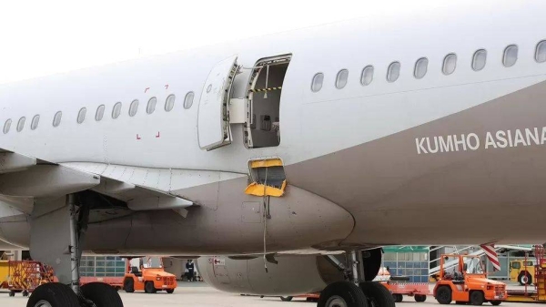 The Asiana Airlines plane landed at Daegu with its door open