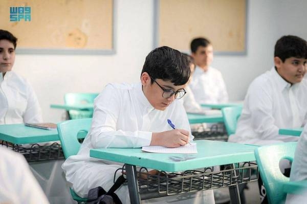 The Ministry of Education will evaluate the three semesters in public education by measuring its pros and cons.