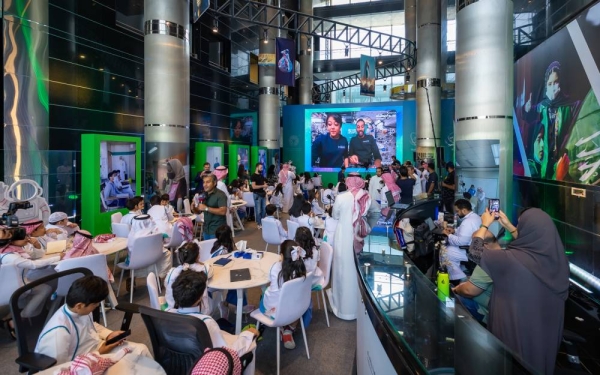 Saudi astronauts Rayyanah Barnawi and Ali Al Qarni have conducted a live scientific interactive experiment from the International Space Station (ISS) with school students in the Kingdom regarding the proliferation of liquefied colors.