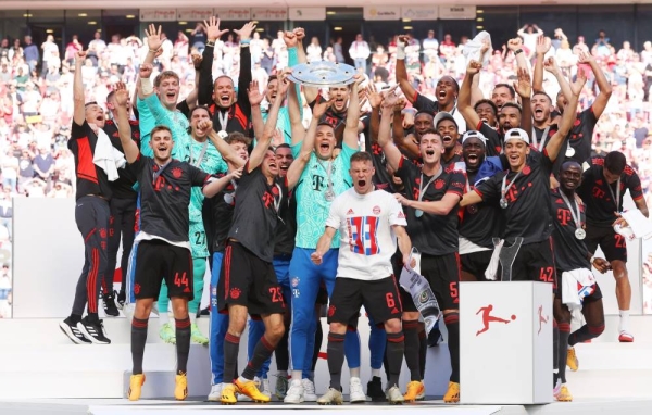 Bayern players celebrated their victory at Cologne, and the players were handed the Bundesliga trophy. (Twitter @FCBayern) 