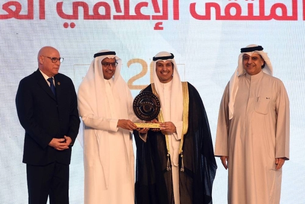Kuwaiti Minister of Information Abdulrahman Al-Mutairi honored Editor-in-Chief of Okaz newspaper Jameel Altheyabi.