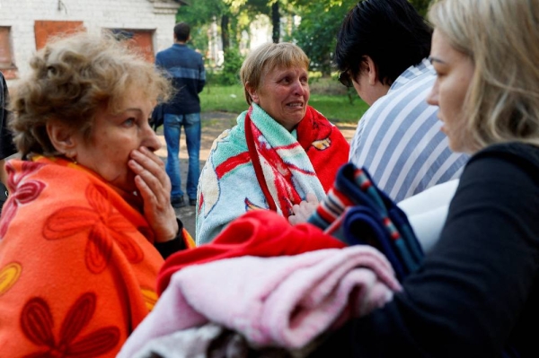 People react at a site of a residential building heavily damaged by a Russian missile strike, amid Russia's attack on Ukraine, in Kryvyi Rih, Dnipropetrovsk region, Ukraine June 13, 2023. REUTERS/Alina Smutko
     TPX IMAGES OF THE DAY     