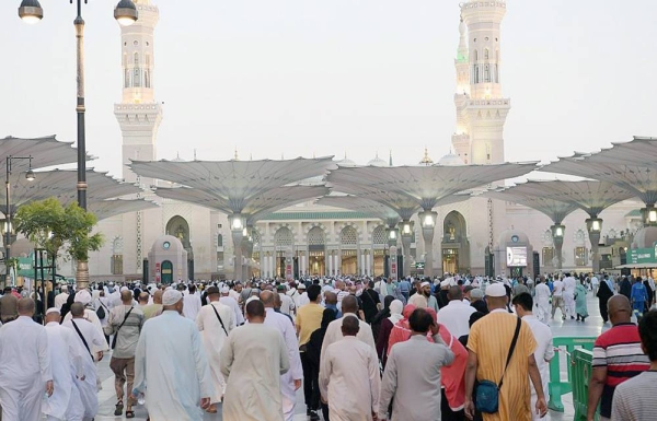 The Madinah Region Development Authority (MDA) has introduced smart devices that work automatically to diffuse fragrant aromas into the air on the sidewalks and pathways used frequently by pilgrims visiting the Prophet’s Mosque.