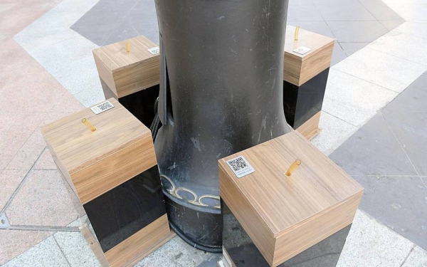 The Madinah Region Development Authority (MDA) has introduced smart devices that work automatically to diffuse fragrant aromas into the air on the sidewalks and pathways used frequently by pilgrims visiting the Prophet’s Mosque.