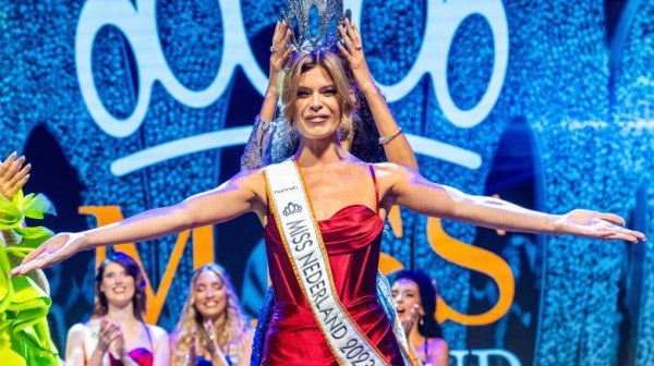 Rikkie Valerie Kollé poses with her co-competitors after being crowned Miss Netherlands