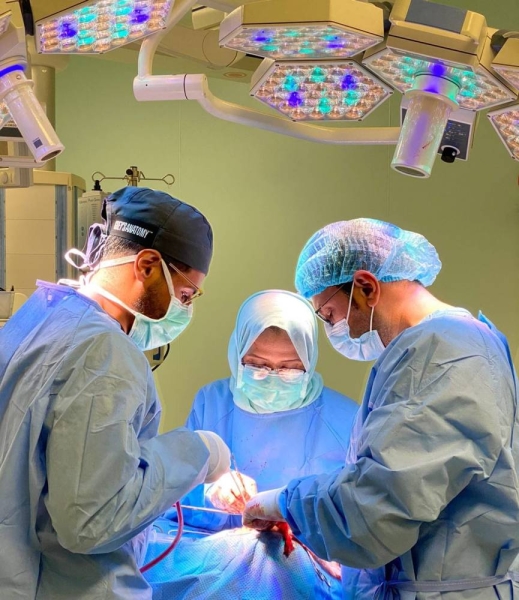 A Saudi medical team, specialized in maxillofacial surgery, has succeeded in reconstructing the fractured cheekbone of a young expatriate through a four-hour long surgery. 