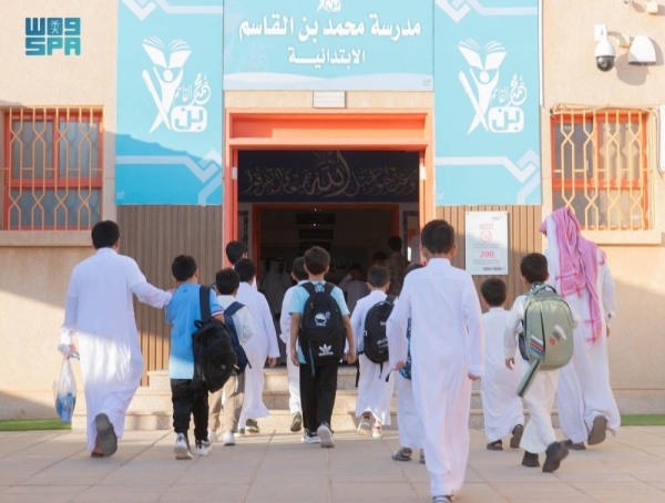 The ministry stressed the role of parents and families in motivating their children and ensuring their punctuality and attendance, in order to achieve the prescribed goals during the educational journey of their wards. 