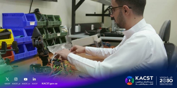 طلاب سعوديون يطورون 12 مشروعًا بحثيًا في الذكاء الاصطناعي والروبوتات في مختبرات مدينة الملك عبد العزيز للعلوم والتقنية
