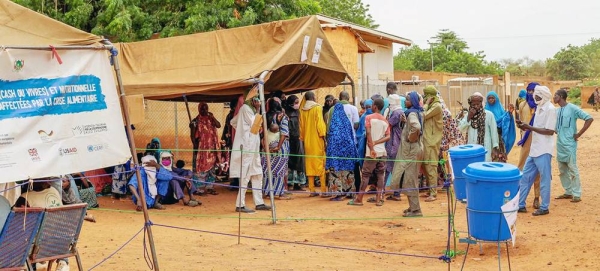 Cash distribution to displaced people in Balléyara, Niger. — courtesy WFP Niger