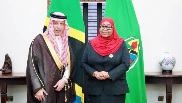 Royal Court's Advisor, Ahmed Bin Abdulaziz Kattan presented a verbal message of Custodian of the Two Holy Mosques King Salman to the President of Tanzania Samia Suluhu Hassan during his visit to Dar es Salaam, the capital of Tanzania.
