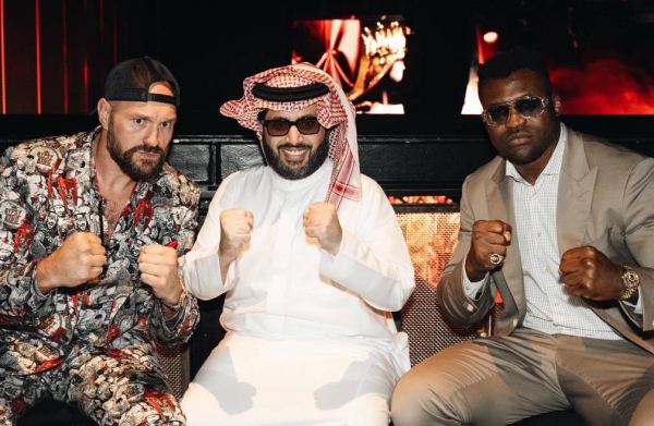 Chairman of the Board of the General Entertainment Authority and Head of Riyadh Season, Turki Al-Sheikh, poses with Tyson Fury and Francis Ngannou during the press conference in London. (Twitter @Turki_alalshikh)