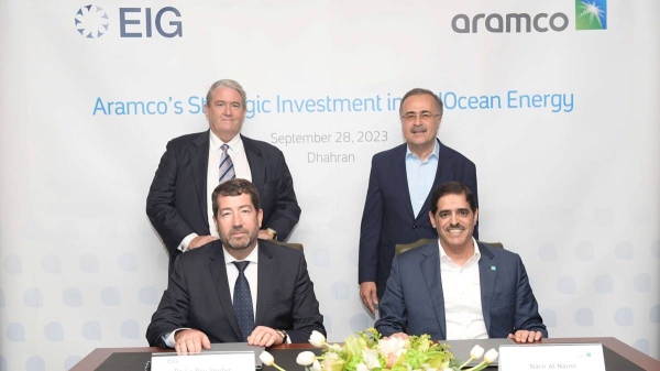 At the signing ceremony, front row, from left: MidOcean Energy CEO De la Rey Venter and Aramco Upstream President Nasir K. Al-Naimi. Back row, from left: EIG Chairman and CEO Blair Thomas and Aramco President & CEO Amin H. Nasser. 