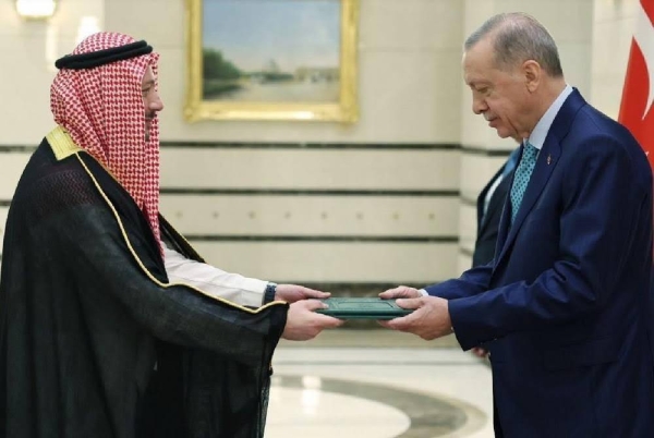 Saudi Arabia’s Ambassador to Turkiye Fahd bin Asaad Abu Al-Nasr presents his credentials to Turkiye President Recep Tayyip Erdogan during a reception in Ankara on Wednesday.