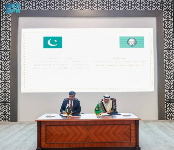 GCC Secretary-General Jasem AlBudaiwi and Pakistan's Commerce Minister Dr. Gohar Ejaz sign the agreement in Riyadh.