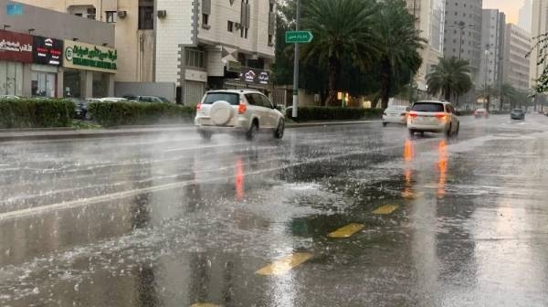 The General Directorate of Civil Defense called on everyone to be vigilant due to the continued chances of thunderstorms in most regions of Saudi Arabia, starting from Saturday until next Wednesday.