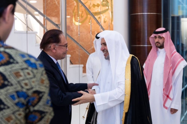 Malaysian Prime Minister Anwar Ibrahim holds discussions with MWL's Secretary-General and Chairman of the Organization of Muslim Scholars Sheikh Dr. Mohammad Al-Issa.