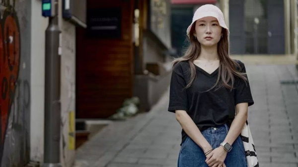 Lee Ju-hyun regularly returns to the alleyway where she almost died, because she does not want to forget