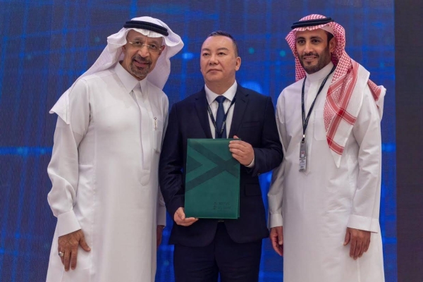 Minister of Investment Eng. Khalid Al-Falih presenting the investment license to Sun FengQuan, co-chairman and CEO of the Chinese company ASPACE, at the Future Investment Initiative in Riyadh.