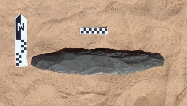 The Royal Commission for AlUla (RCU) has disclosed the unearthing of a hand ax at the Qurh site in AlUla Governorate, dating back to the Paleolithic Age, surpassing 200,000 years in age.