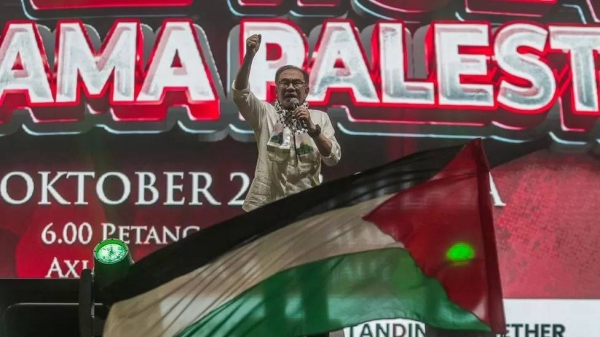 Malaysian PM Anwar Ibrahim speaks at a pro-Palestinian rally in Kuala Lumpur