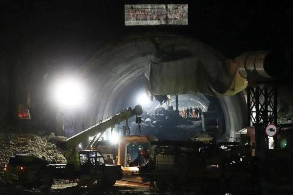 Efforts to clear the 60m blockage and create an exit passage for trapped workers have faced roadblocks