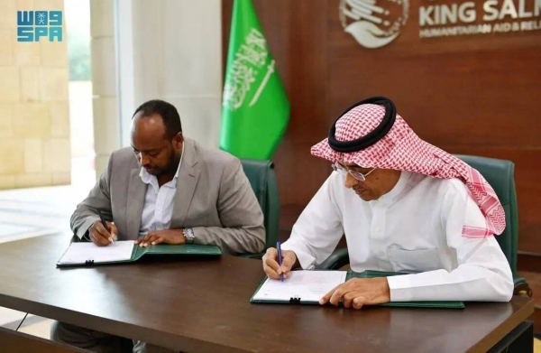 KSrelief and NRC were represented, during the signing of the agreement in Riyadh, by the Assistant General Supervisor of the KSrelief for Operations and Programs Eng. Ahmed Al-Baiz, and the Country Director of the Norwegian Refugee Council in Somalia Mohammed Abdi.