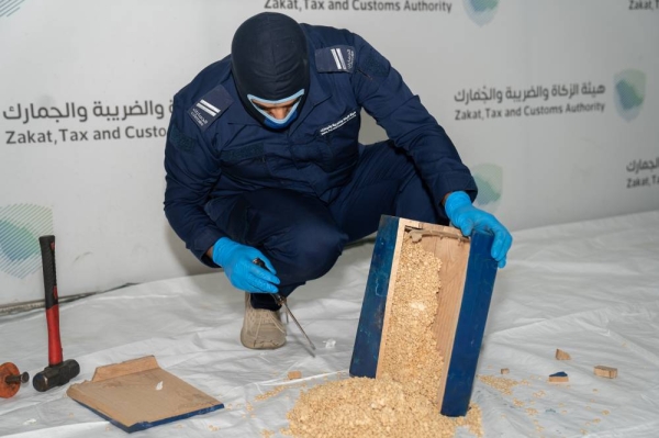 ZATCA at the Al-Haditha Port managed to thwart two attempts to smuggle more than 250,000 Captagon pills after they were found hidden in a truck and a vehicle trying to enter Saudi Arabia through the port.
