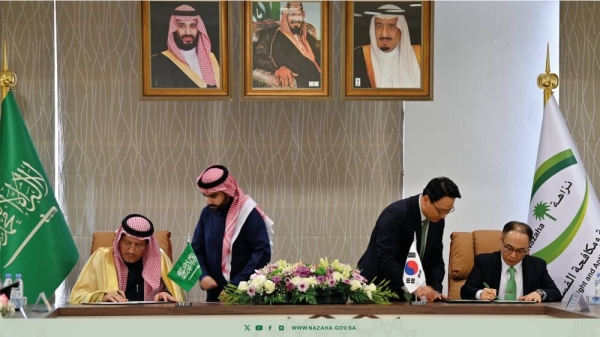 Saudi Oversight and Anti-Corruption Authority President Mazin Al-Kahmous and South Korea’s Prosecutor General Lee One-seok sign a memorandum of understanding in a ceremony held in Riyadh on Sunday.