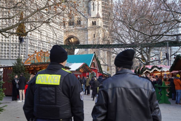 Polizeipr‰senz am Weihnachtsmar an der Ged‰chtniskirche in Berlin am 01.12.2023 *** Police presence at the Christmas march at the Memorial Church in Berlin on 01 12 2023No Use Switzerland. No Use Germany. No Use Japan. No Use Austria