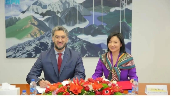 Saudi National Information Technology Development Program CEO Ibrahim Niaz and Founder and Managing Partner of MSA Capital Jenny Zeng during the signing ceremony in Beijing.