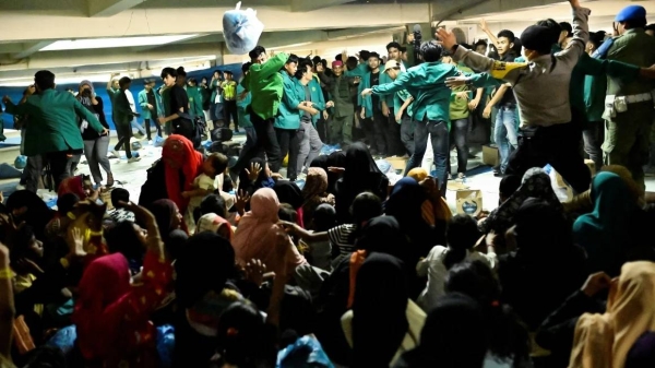 University students in Aceh, Indonesia stormed a temporary shelter housing Rohingya refugees this week