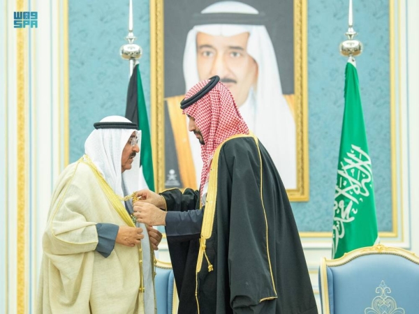 The Crown Prince, on behalf of King Salman, presented the King Abdulaziz Medal to the Kuwaiti emir.
