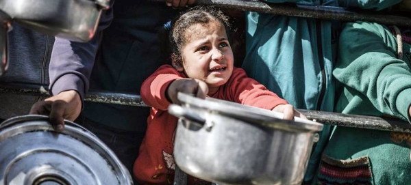 An 8-year-old child waits her turn to receive food in Rafah, in the southern Gaza Strip. (file). — courtesy UNICEF/Abed Zagout