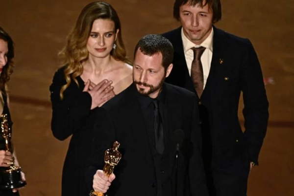 Ukrainian filmmaker Mstyslav Chernov ccepting the award for best documentary feature for '20 Days in Mariupol.'