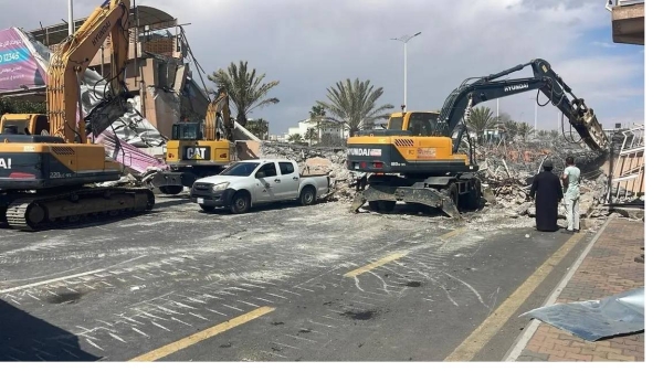 The Khamis Mushayt Mayoralty said that a heavy transport equipment loaded with poclain crane, which was being carried on a truck, collided with the bridge, resulting in the partial collapse of the bridge on its right side