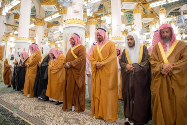 Crown Prince visits Prophet's Mosque and performs prayers in Al-Rawdah