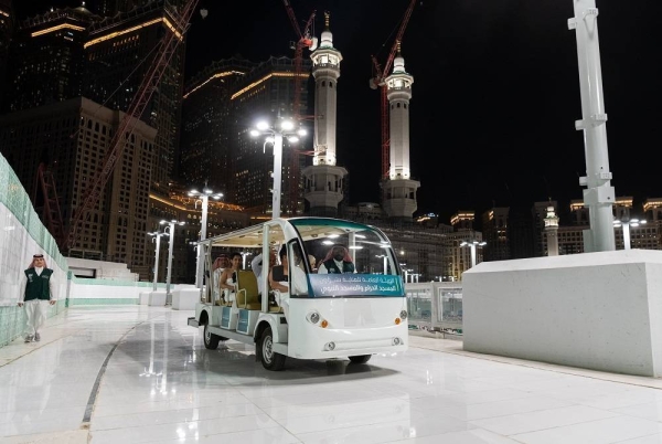 The smart golf cart service is made available on the roof of the Grand Mosque to serve the elderly and pilgrims with special needs.
