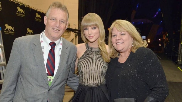 Taylor Swift with her parents in 2013
