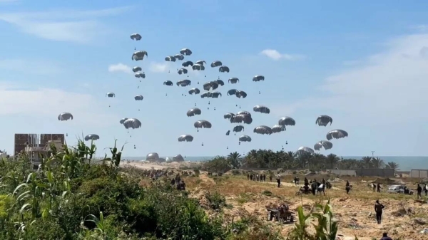 Footage obtained by CNN shows hundreds of Palestinians rushing to the site of the aid drop in Beit Lahia, in northern Gaza