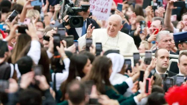 Pope Francis waved to crowds at the Vatican on the day of the Easter Mass, at St. Peter’s Square. — courtesy Reuters