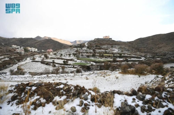 The local authorities in Asir have mobilized municipal workers and field teams to remove hail stones, which fell heavily on the main roads and streets in the region, so as to restore the disrupted vehicular movement.